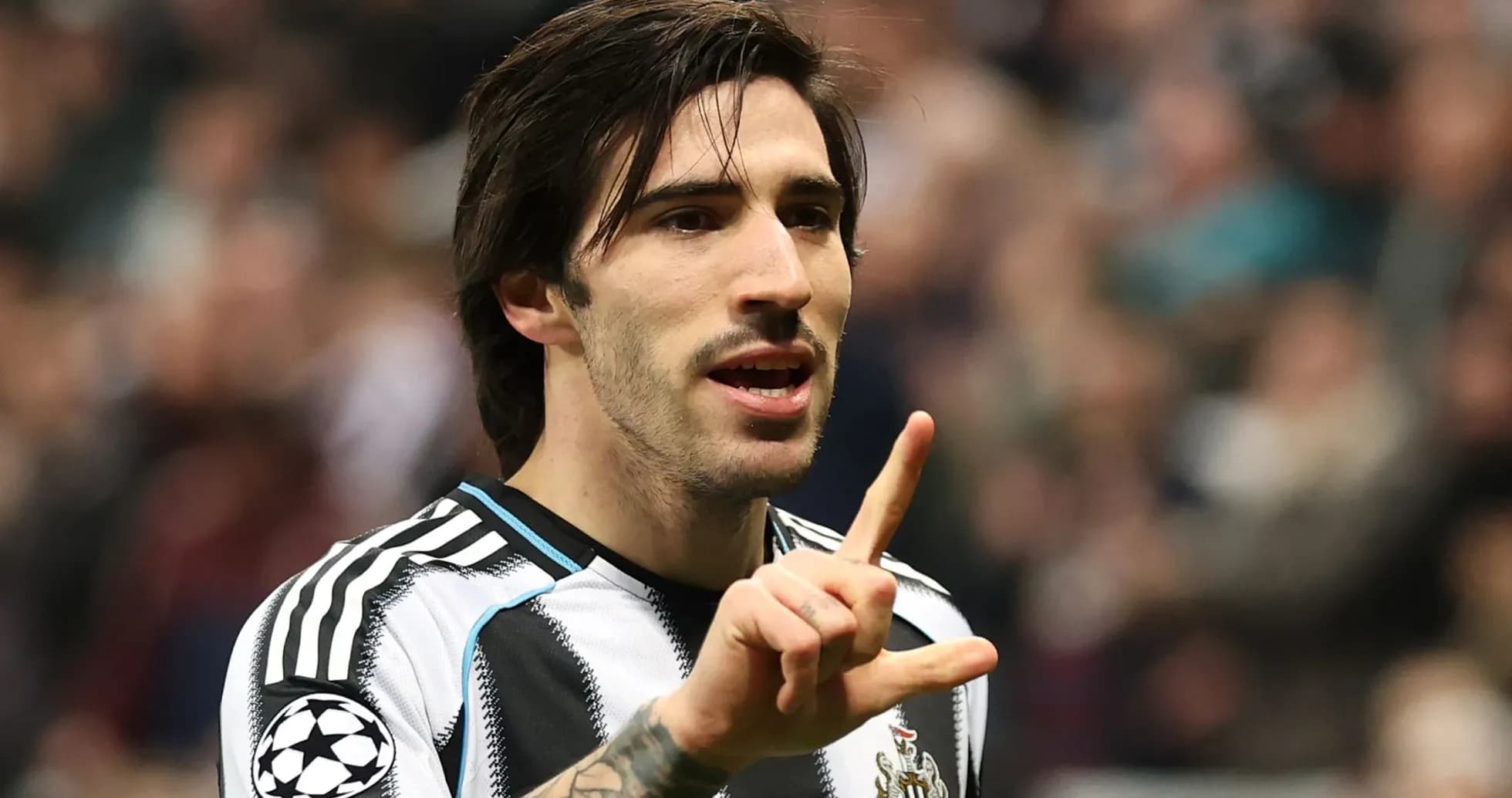 Jugador de Newcastle señalando durante el partido