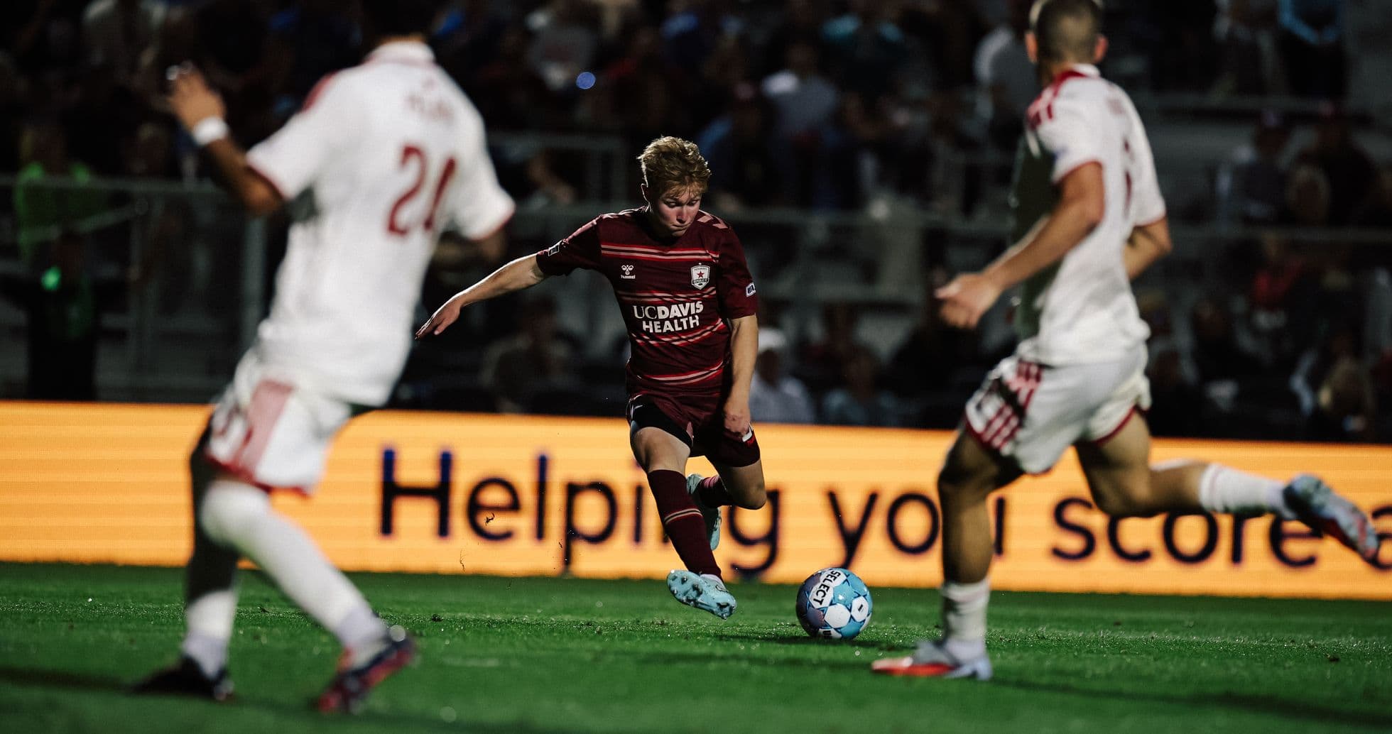 Jugador del Sacramento Republic driblando el balón