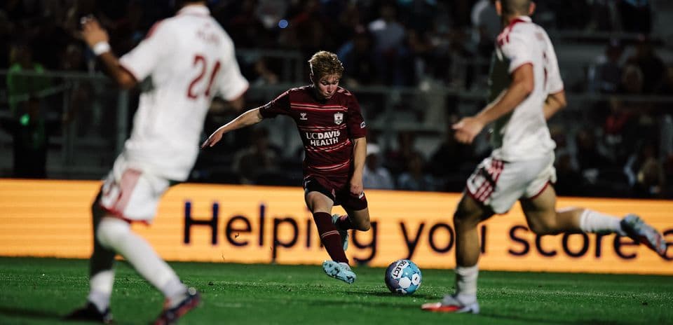 Jugador del Sacramento Republic driblando el balón