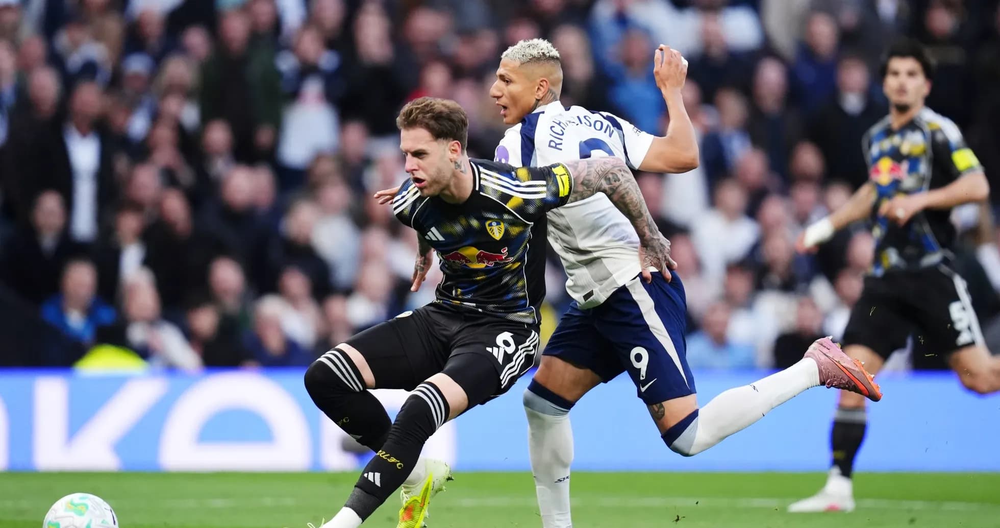 Jugadores compitiendo en el partido Tottenham vs Leeds