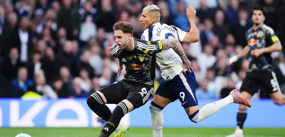 Jugadores compitiendo en el partido Tottenham vs Leeds
