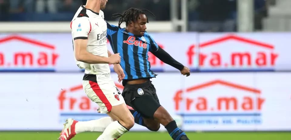 Jugador de Atalanta disputando el balón contra AC Milan