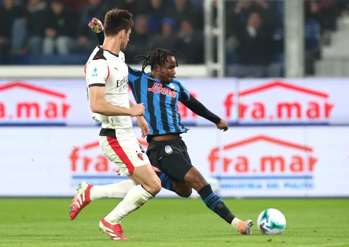 Jugador de Atalanta disputando el balón contra AC Milan