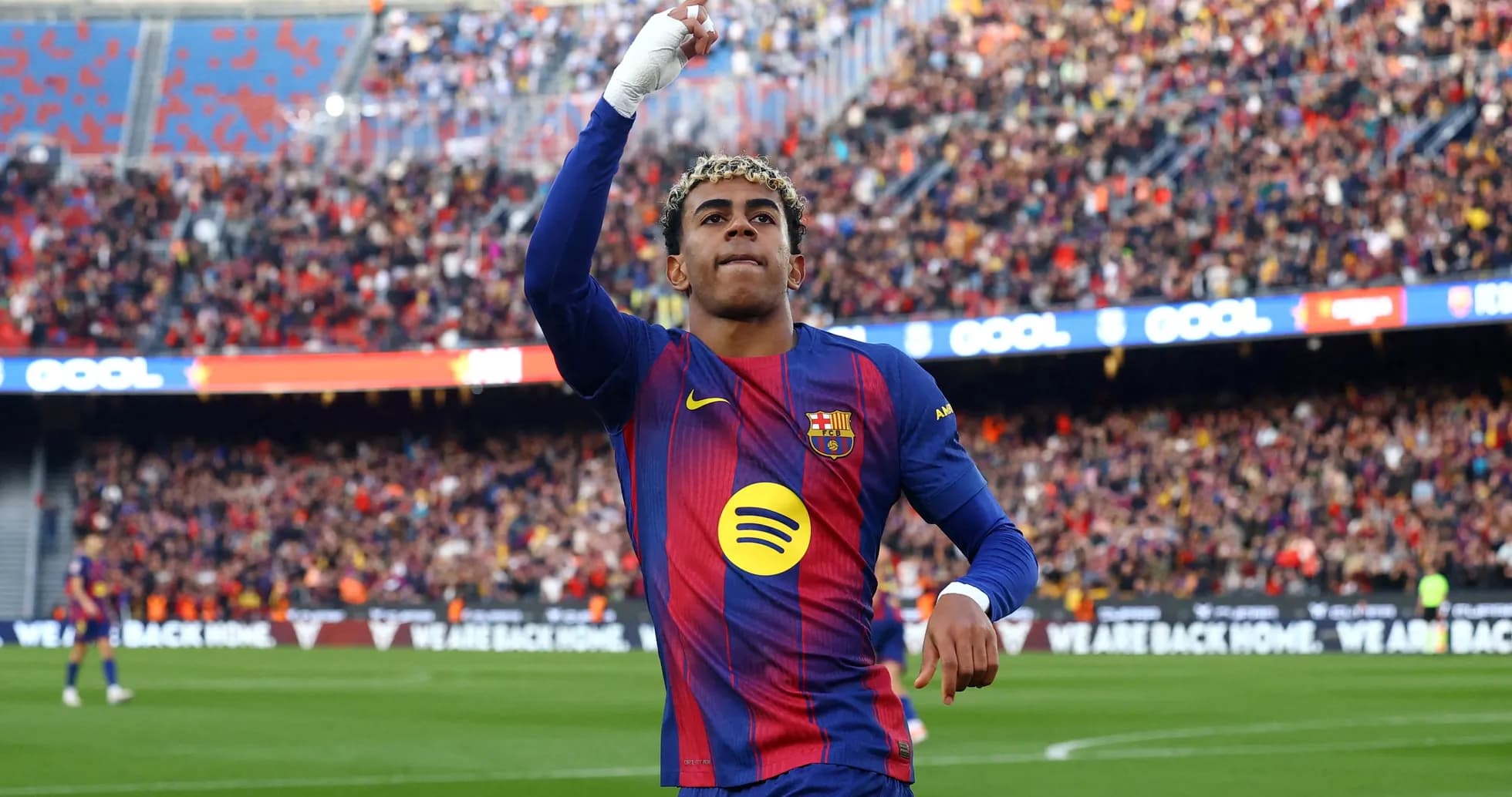 Jugador de Barcelona celebra un gol en el estadio
