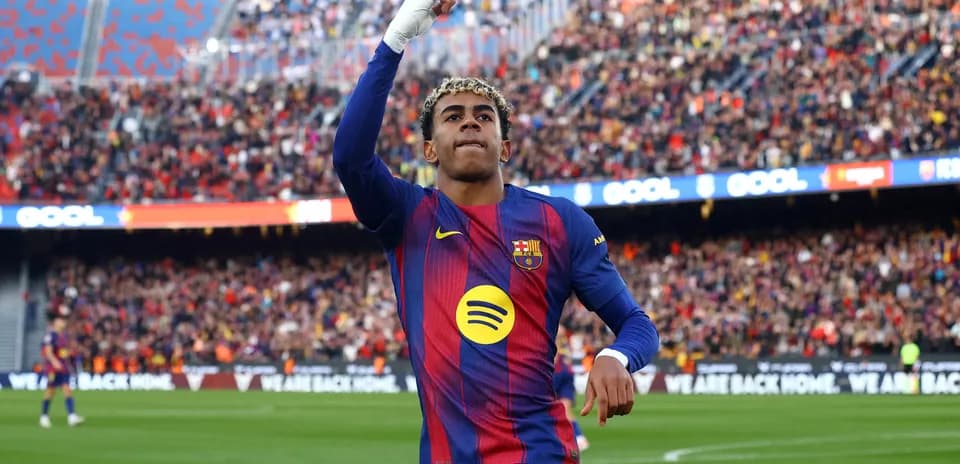 Jugador de Barcelona celebra un gol en el estadio