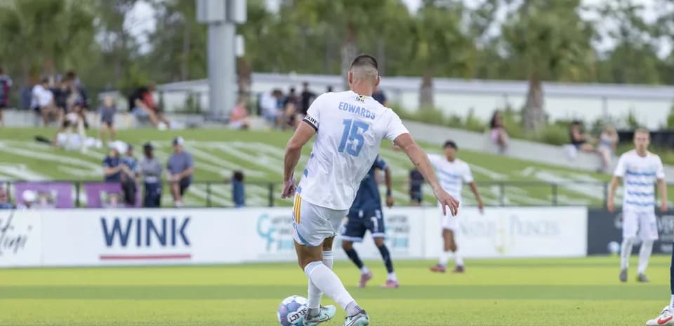 Jugador de Sporting JAX preparándose para un tiro