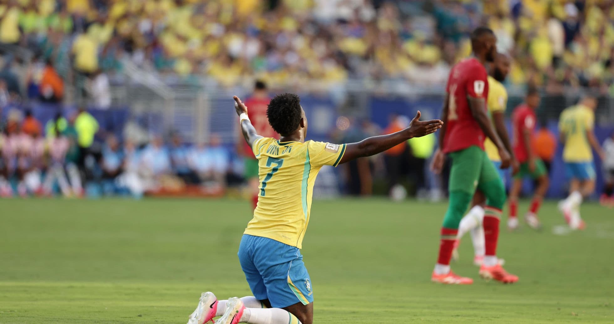 Jugador brasileño celebra durante el partido