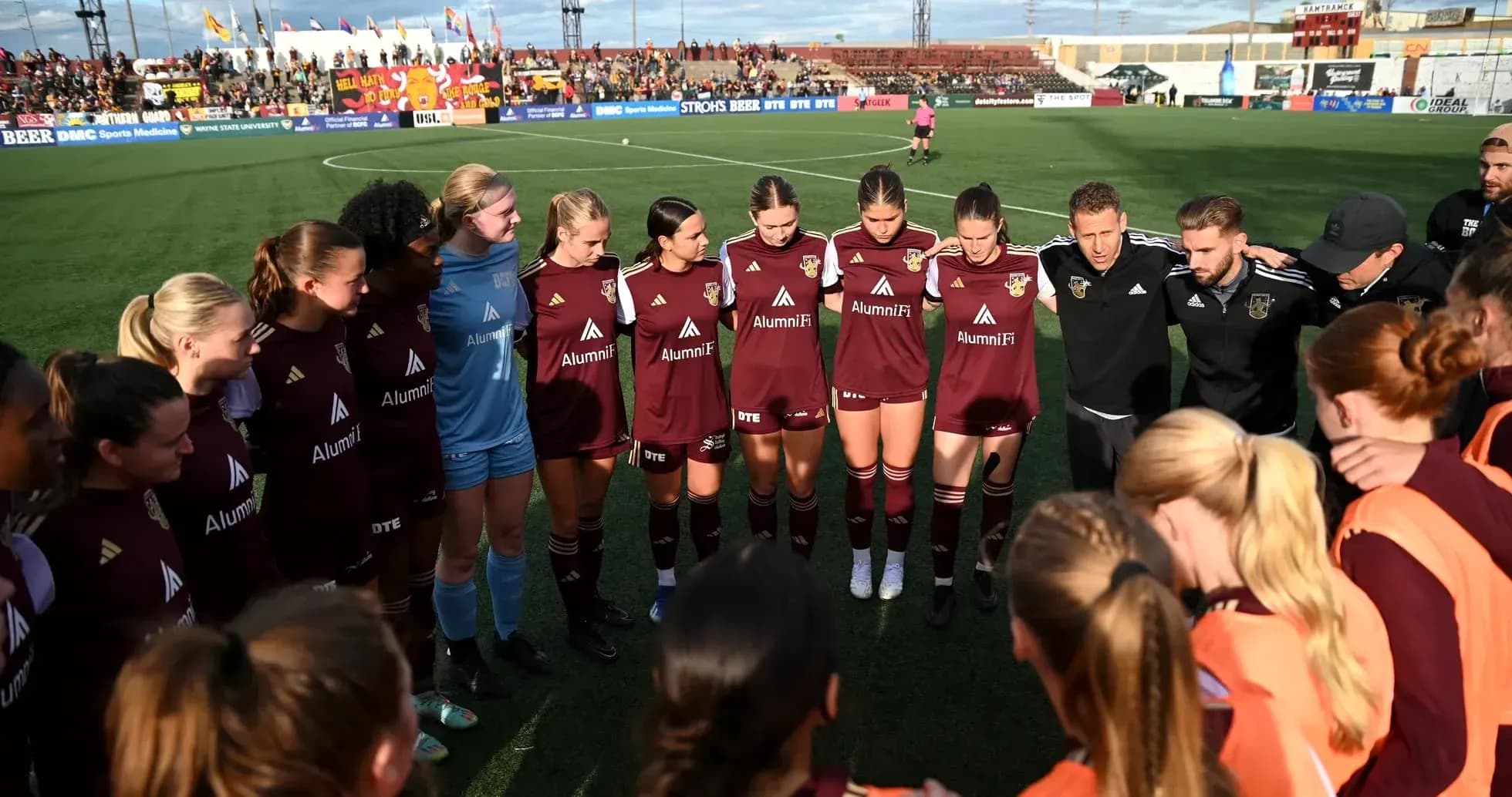 Jugadoras de Detroit City en círculo antes del partido