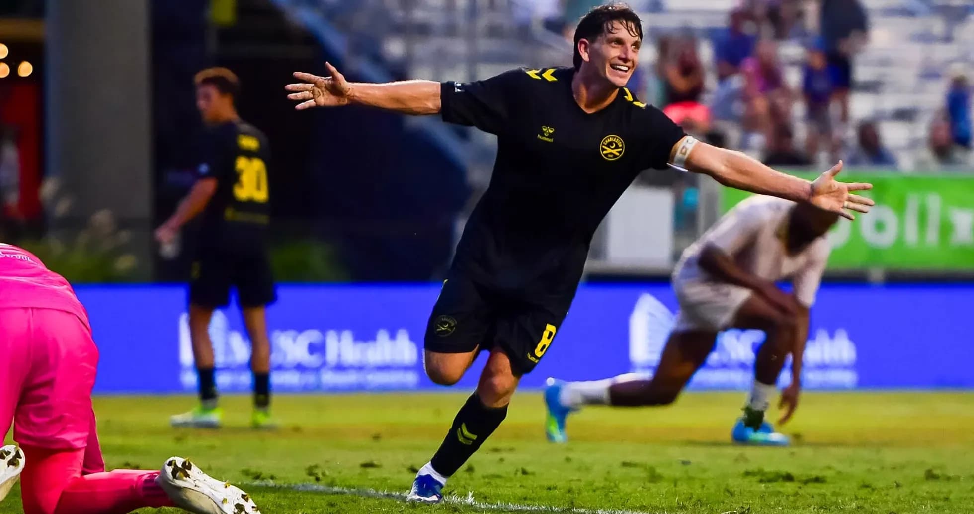 Jugador celebra un gol contra FC Tulsa