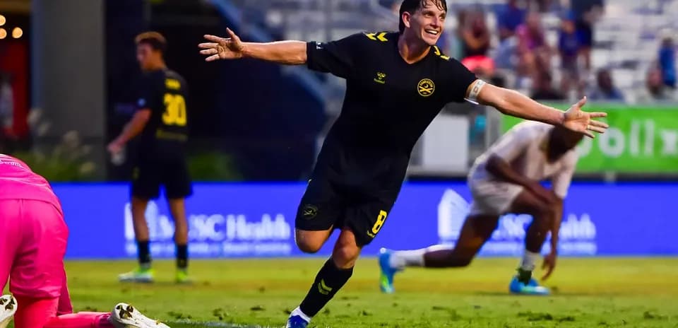 Jugador celebra un gol contra FC Tulsa