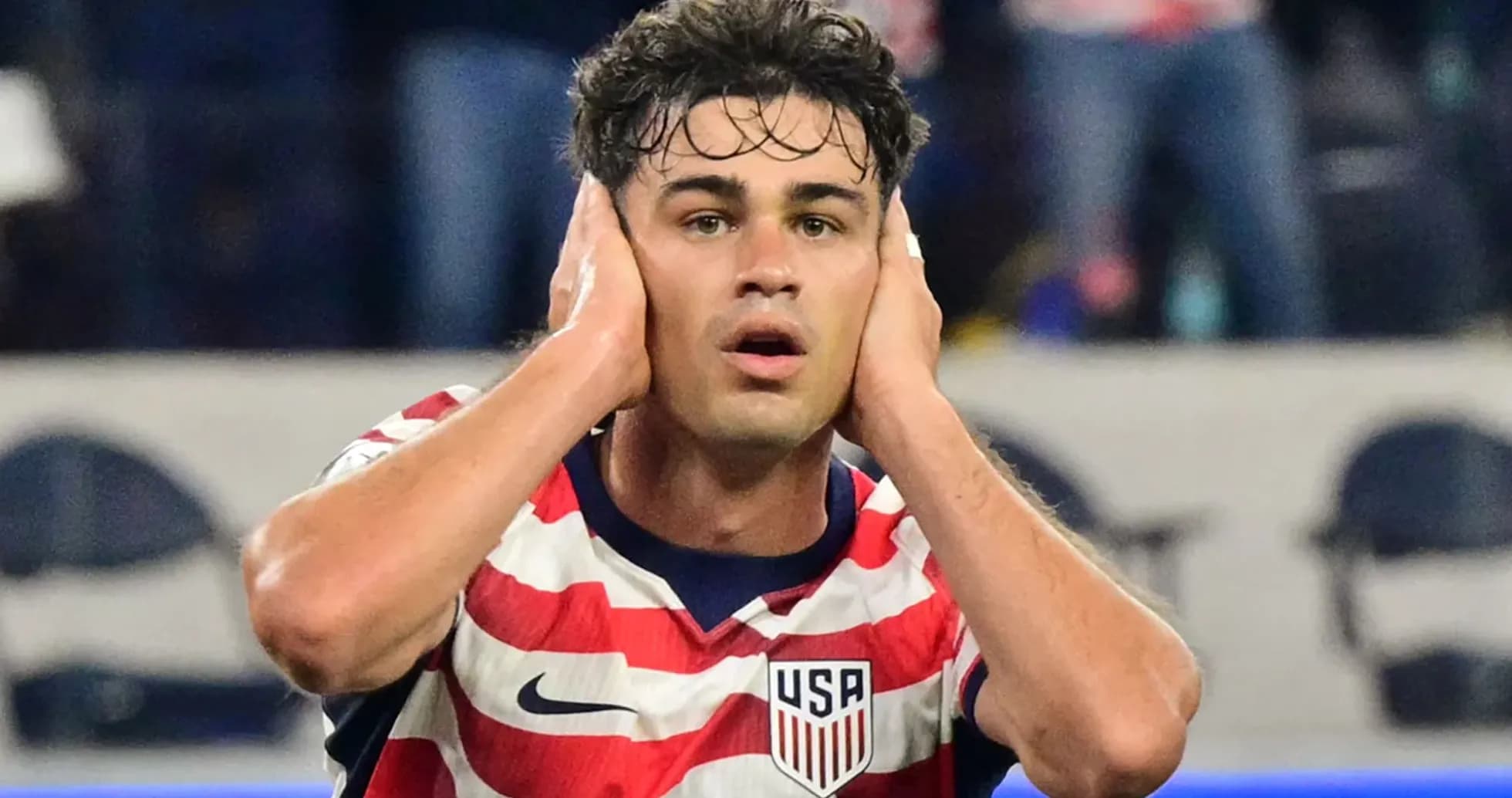 Jugador de EE. UU. cubriéndose los oídos en el partido