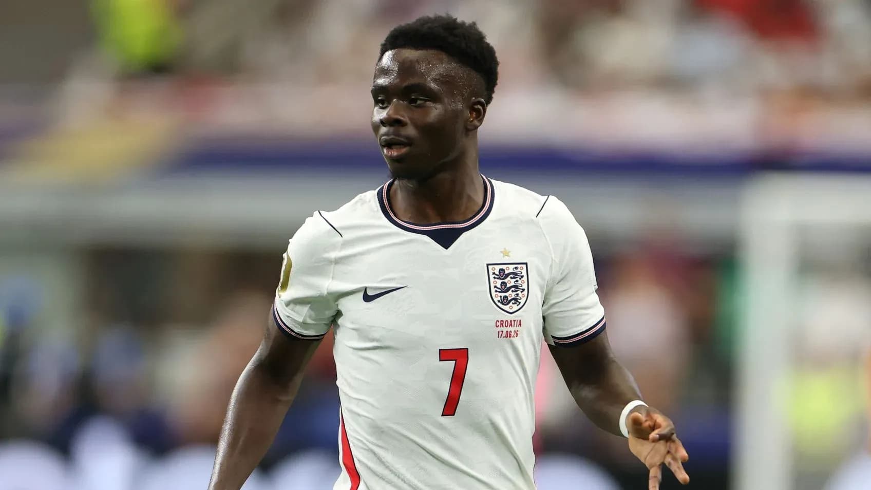 Jugador de Inglaterra luciendo camiseta durante el partido