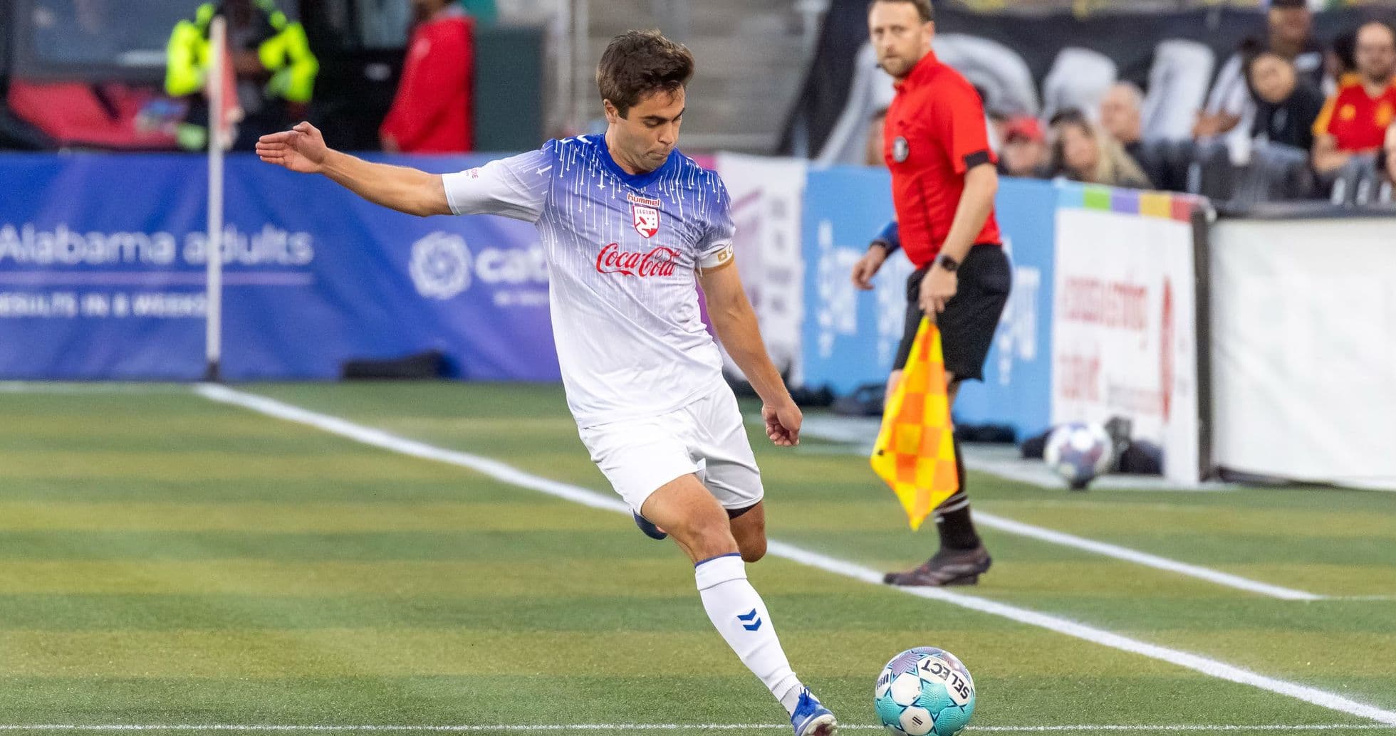 Jugador de Corpus Christi ejecutando un tiro libre