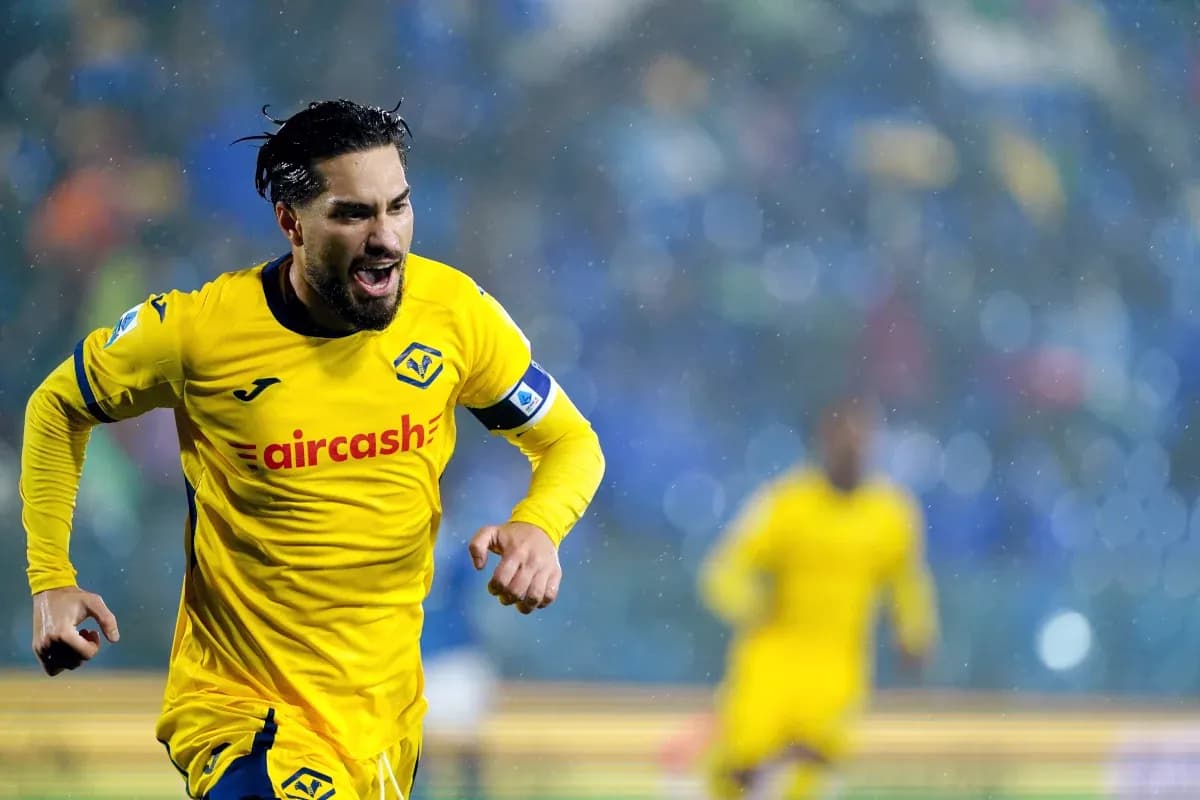Jugador de Como celebrando un gol