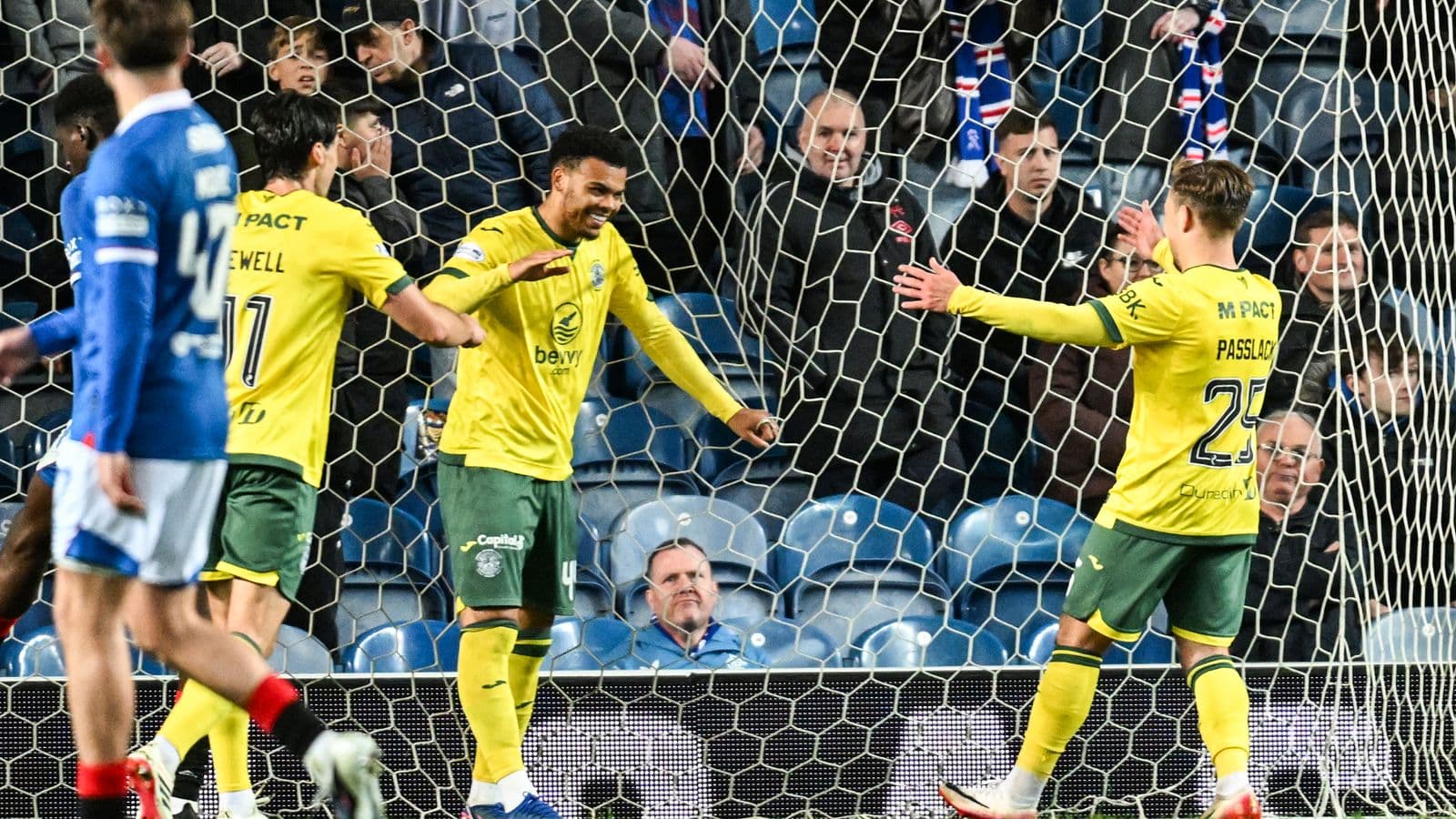 Jugadores celebrando un gol en la red