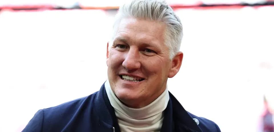 Hombre sonriendo en un estadio de fútbol