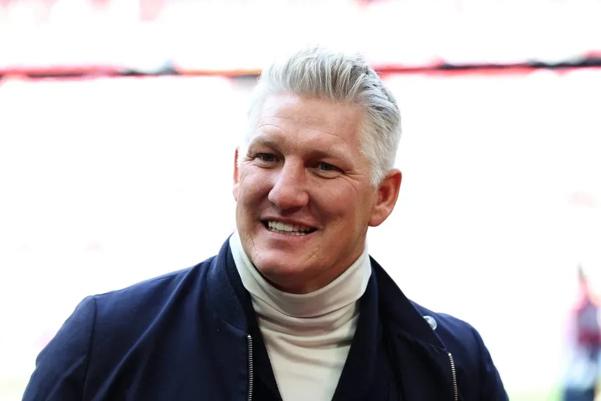 Hombre sonriendo en un estadio de fútbol