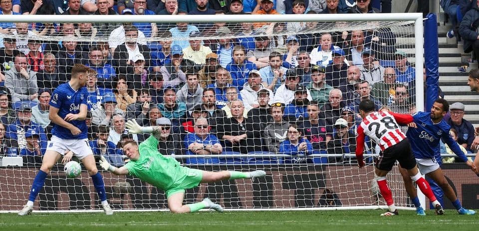 Jugador de Sunderland lanzando un penalti contra Everton