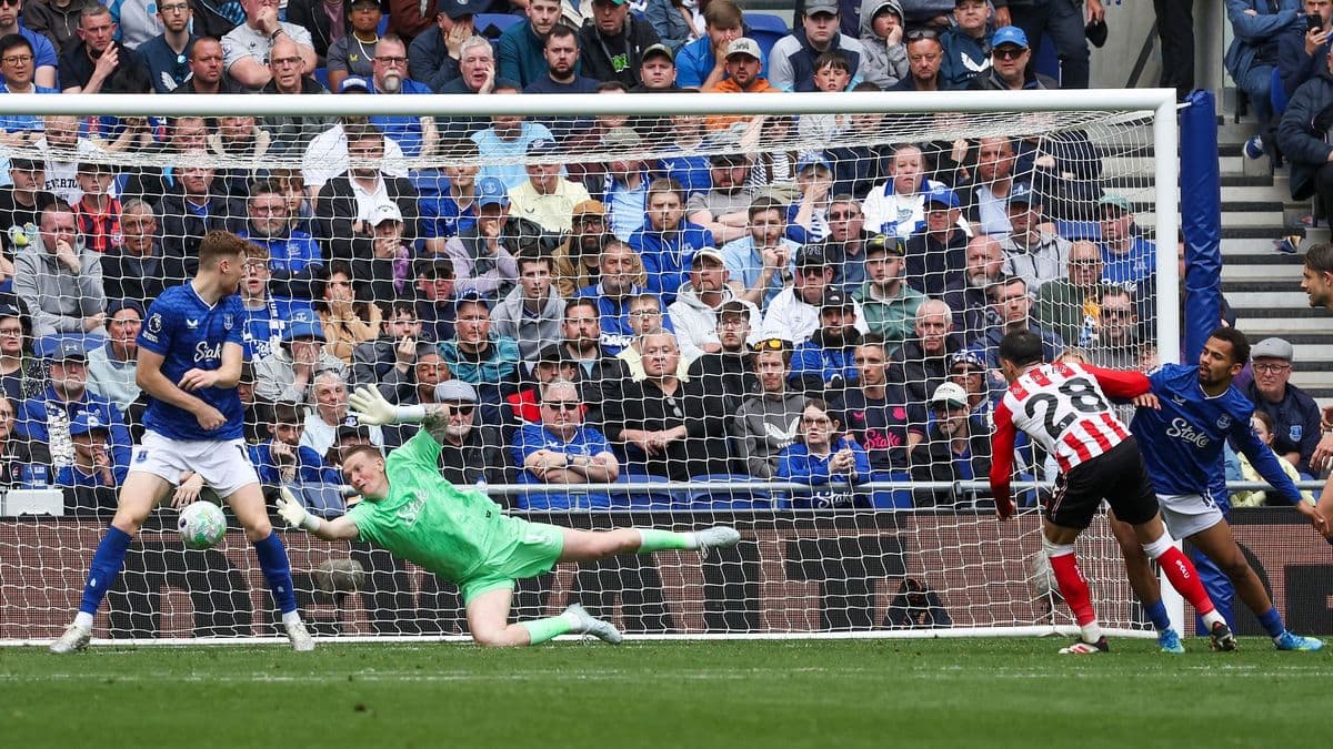 Jugador de Sunderland lanzando un penalti contra Everton