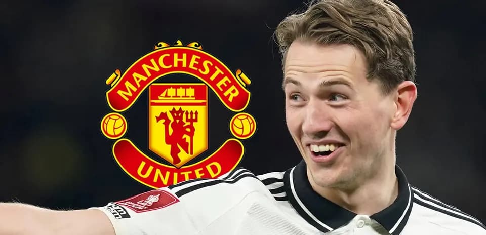 Jugador de Manchester United sonriendo durante el partido
