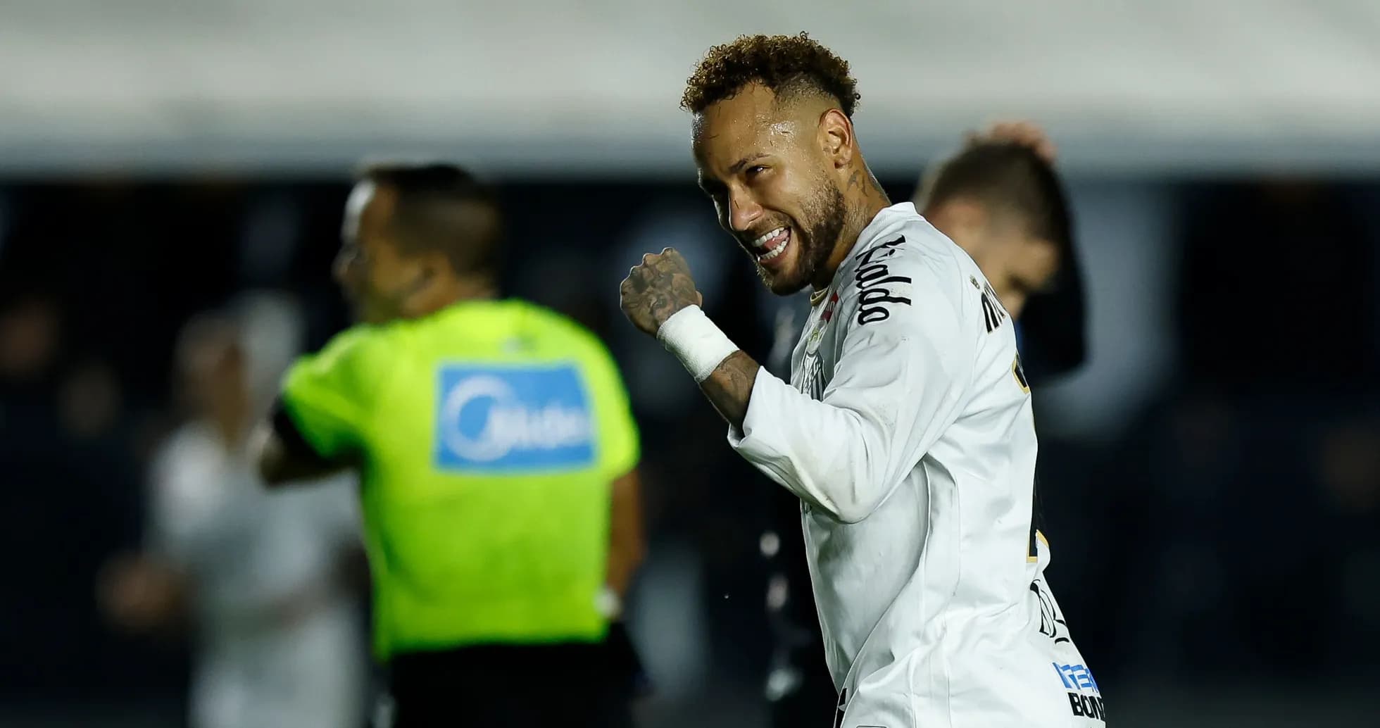 Neymar celebrando un gol durante el partido