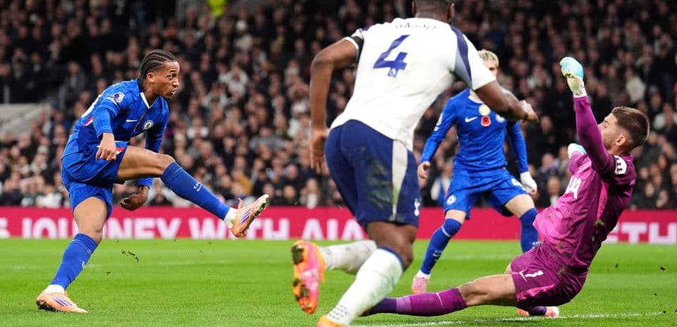 Un jugador de Chelsea disparando a puerta