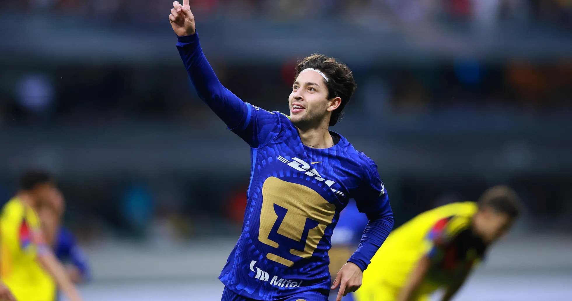 Jugador de Pumas celebra un gol en el partido
