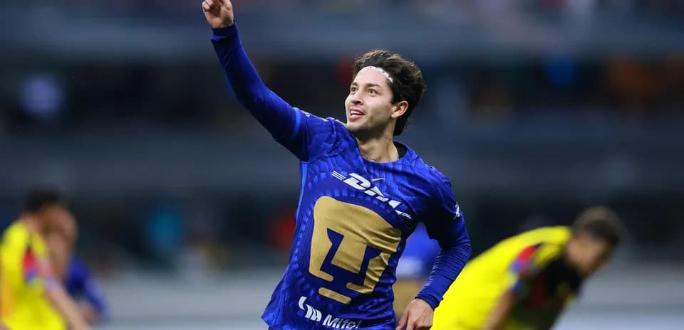 Jugador de Pumas celebra un gol en el partido