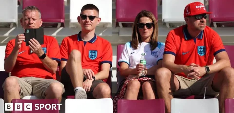Aficionados de Inglaterra sentados en gradas