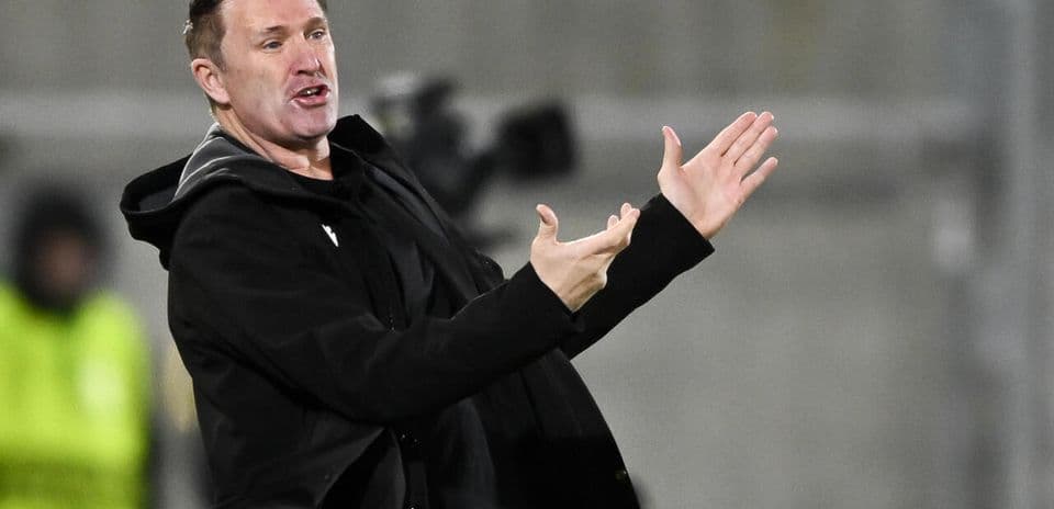 Entrenador dirigiendo a su equipo desde la banda