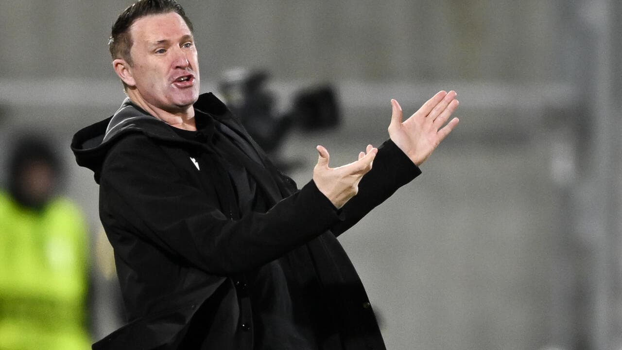Entrenador dirigiendo a su equipo desde la banda