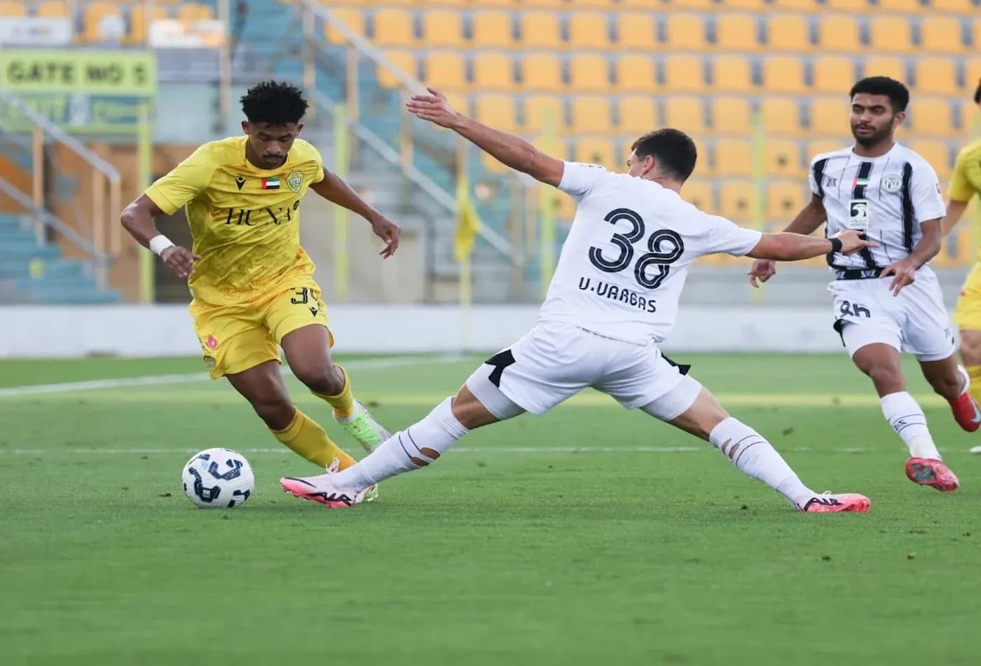 Jugador de Al Wasl U23 driblando a Al Jazira U23