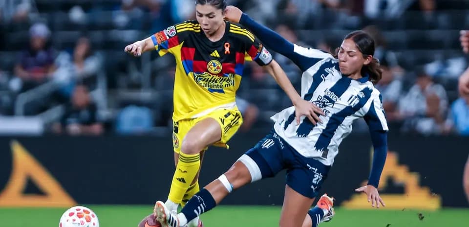 Jugadora de América W desafiando a Monterrey W