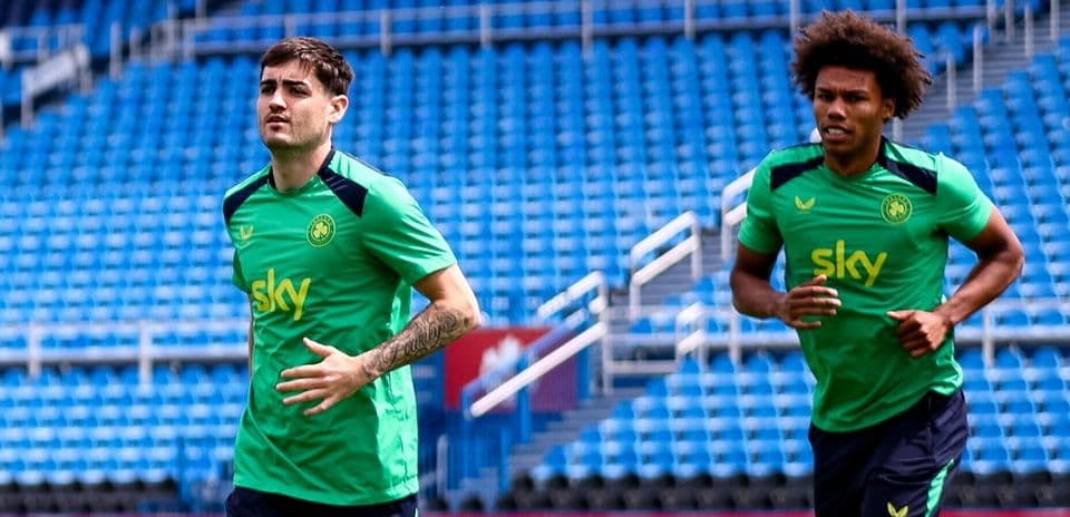 Jugadores de fútbol entrenando en el estadio