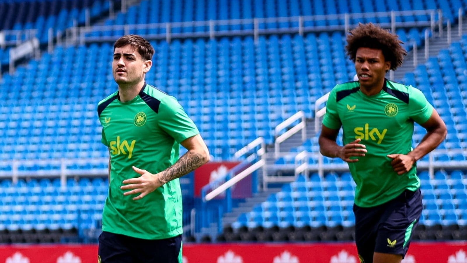 Jugadores de fútbol entrenando en el estadio