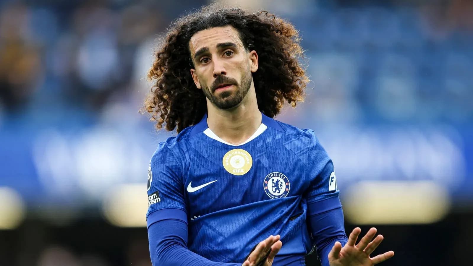 Jugador de Chelsea aplaudiendo en el campo