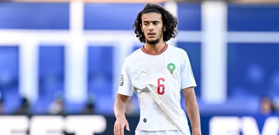 Jugador de Marruecos en partido de fútbol