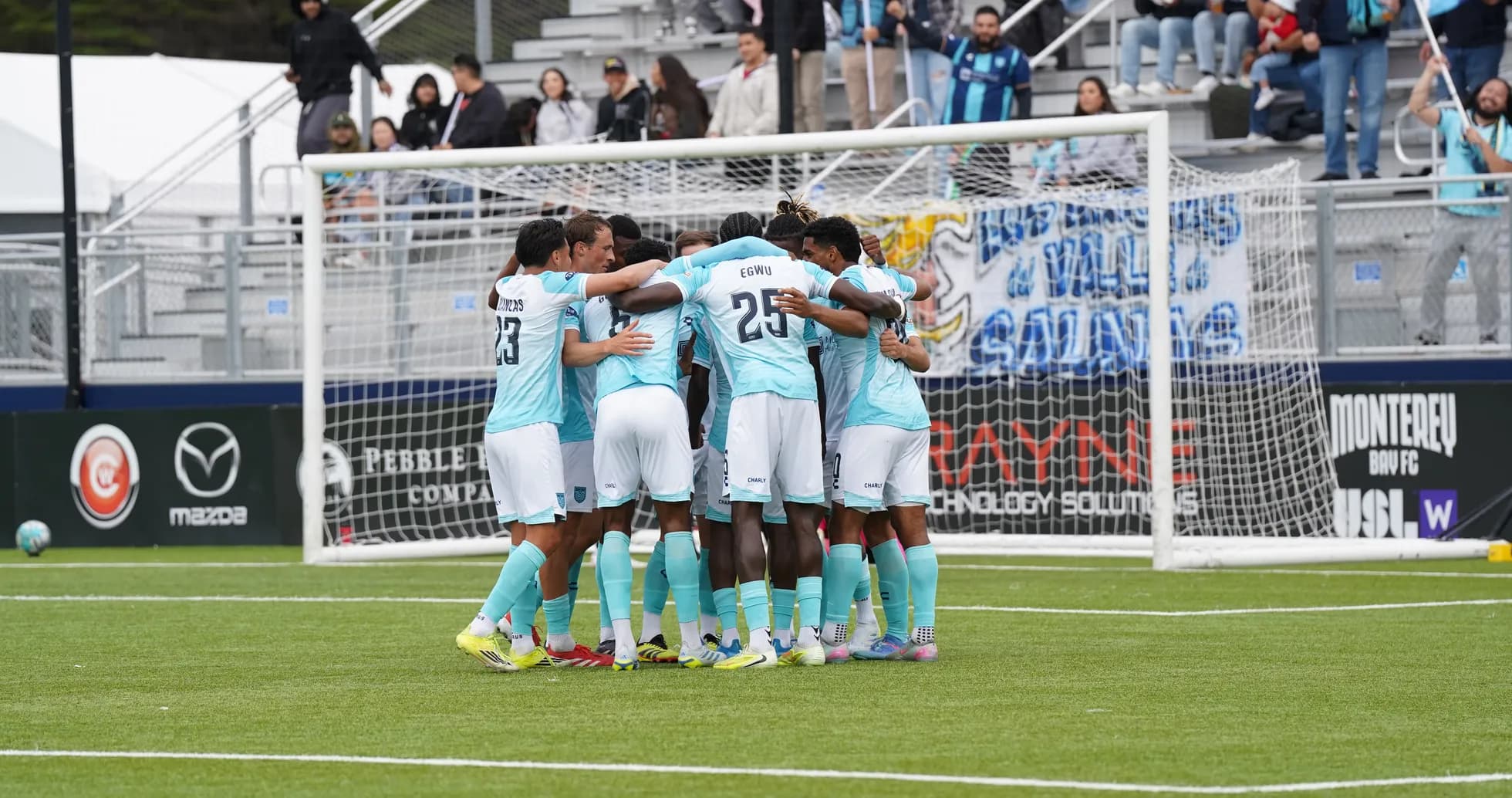 Jugadores de Monterey Bay celebrando en equipo