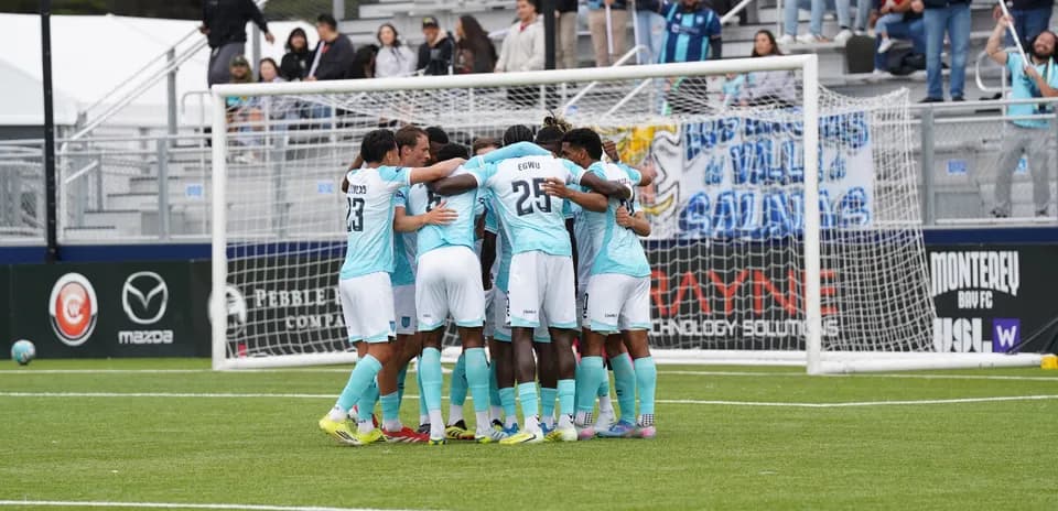 Jugadores de Monterey Bay celebrando en equipo