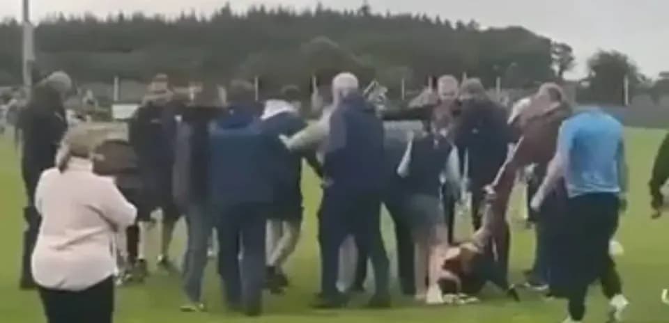 Multitud de personas en el campo durante un altercado