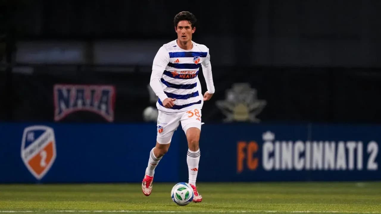 Jugador de FC Cincinnati II en acción