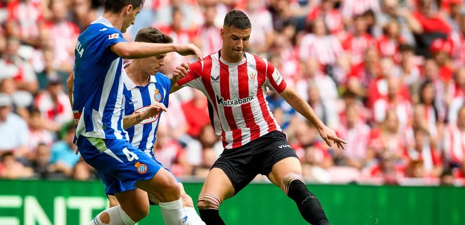 Jugadores de Espanyol y Athletic Club en acción