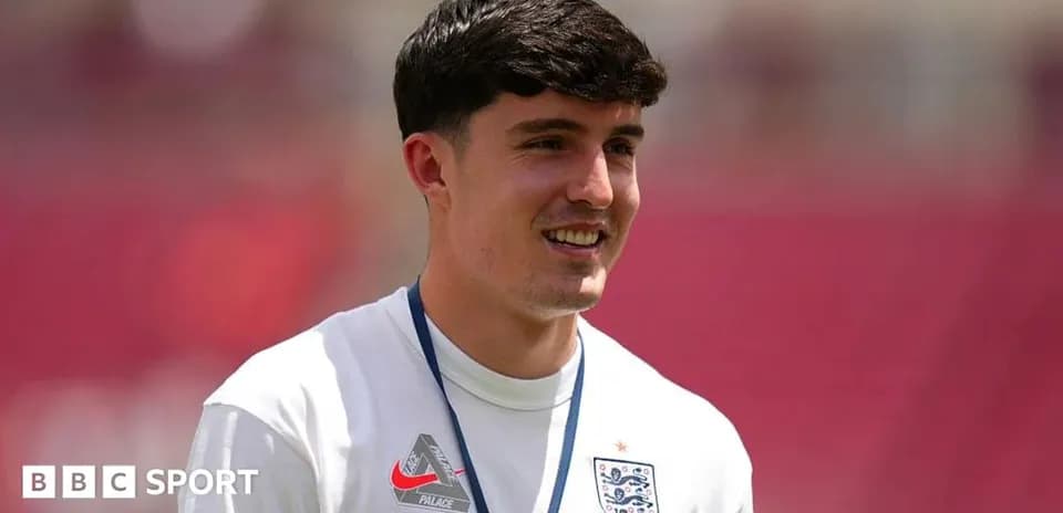 Jugador de Inglaterra sonriendo en el campo de juego