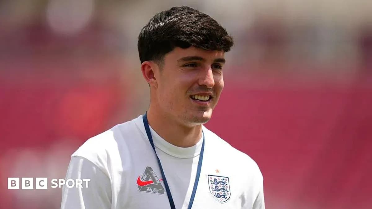 Jugador de Inglaterra sonriendo en el campo de juego