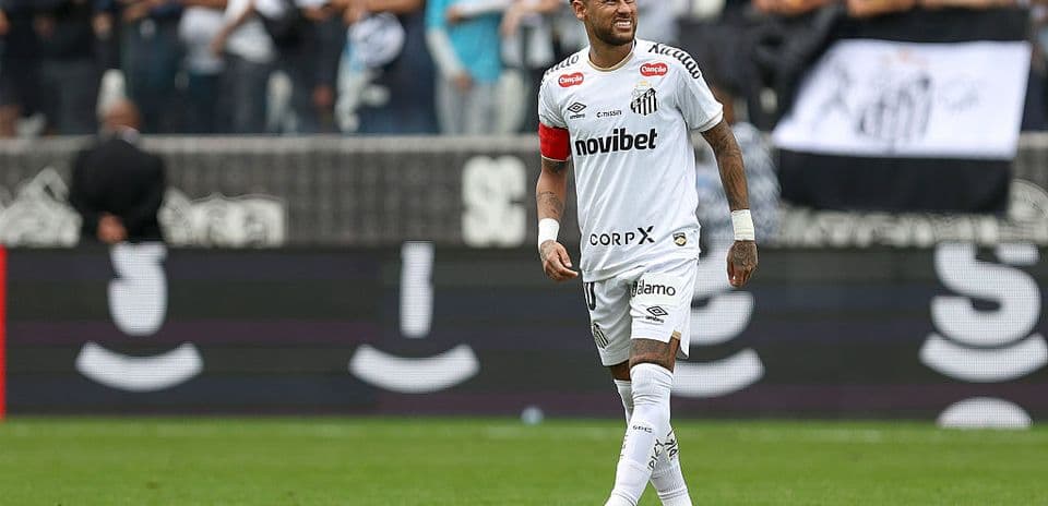 Neymar sonriendo durante un partido con Santos