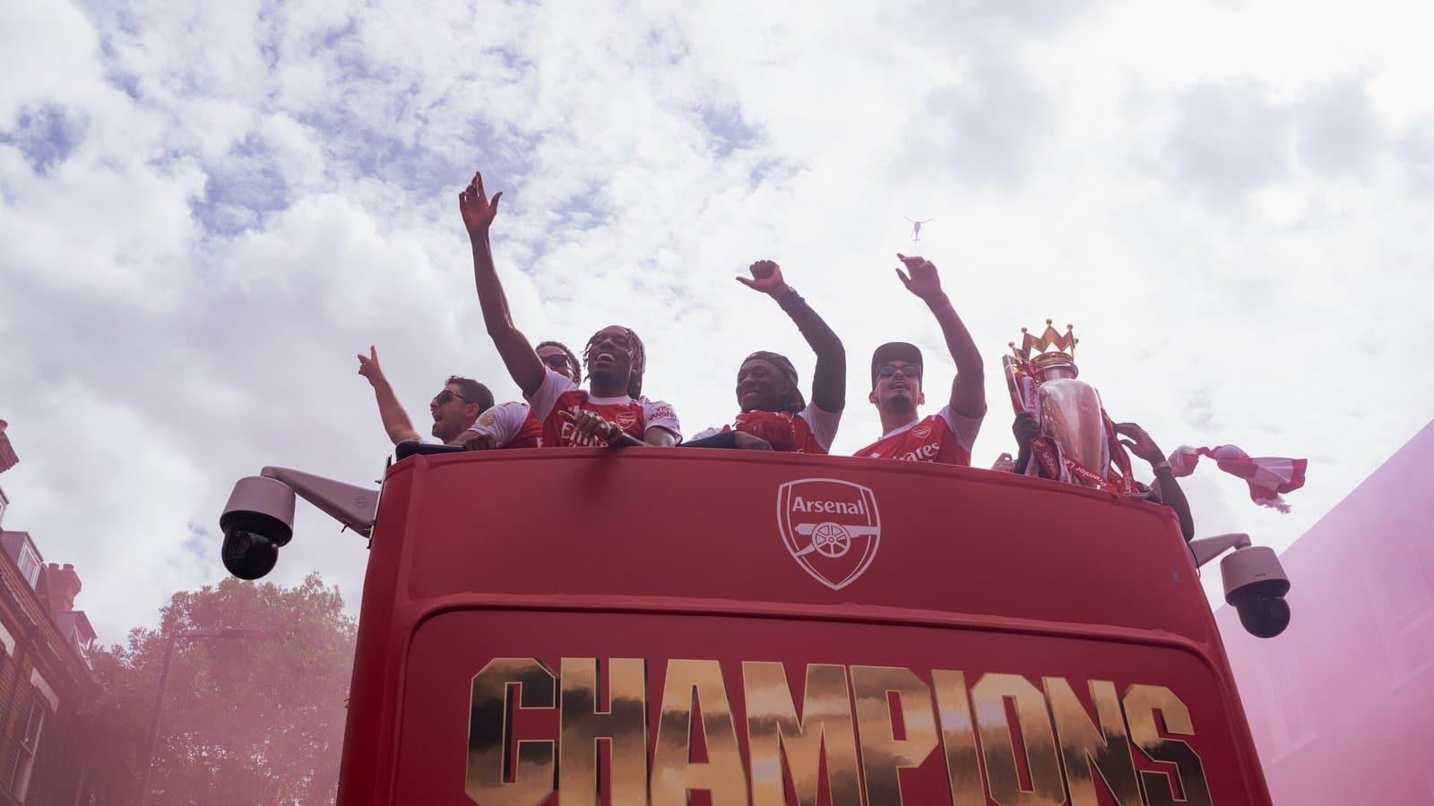 Jugadores de Arsenal celebrando en autobús de campeones