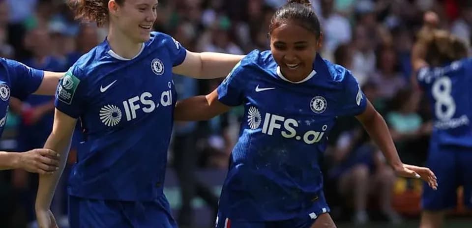 Jugadoras de Chelsea celebrando un gol en el campo