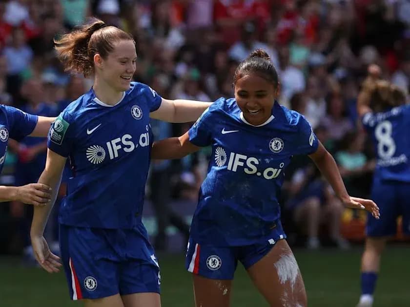 Jugadoras de Chelsea celebrando un gol en el campo