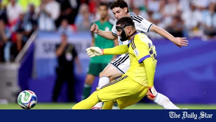 Portero despejando el balón durante partido de fútbol