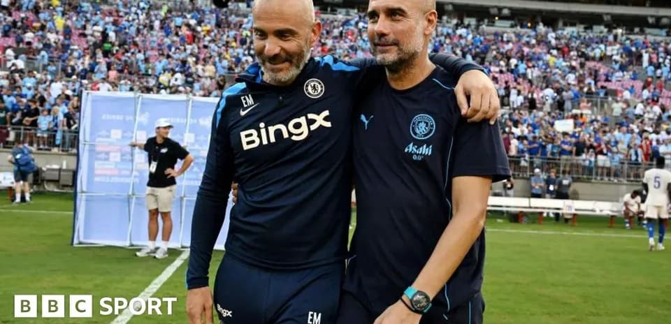 Entrenadores abrazándose tras el partido